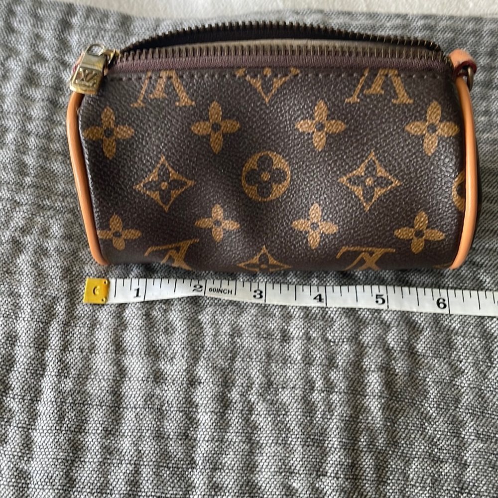 Louis Vuitton small pouch. Smoke-free home. Excellent condition!